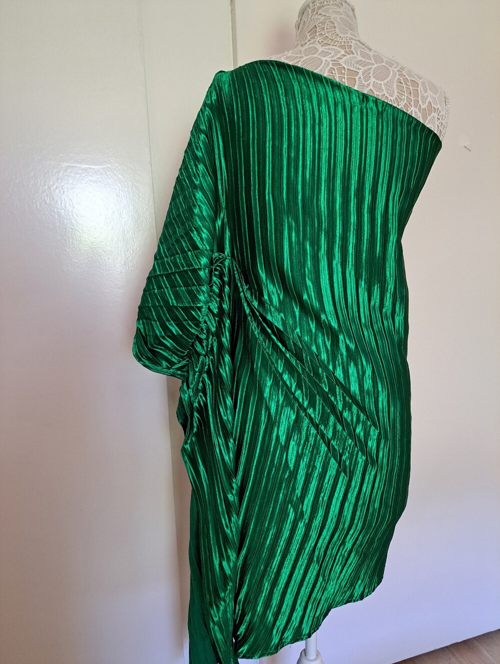 GUAPA Mini Dress  Green  Metallic One-Shoulder Pleated Skirt - Picture 3 of 12